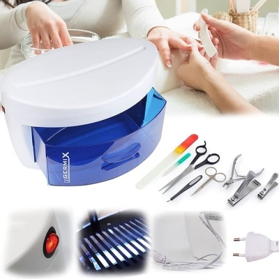 Kit de manicure com lâmpada UV/LED azul, ferramentas de unhas e mãos femininas em ação.