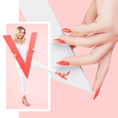 Mulher loira com roupa branca segurando letra V vermelha e mão com unhas vermelhas segurando papel branco