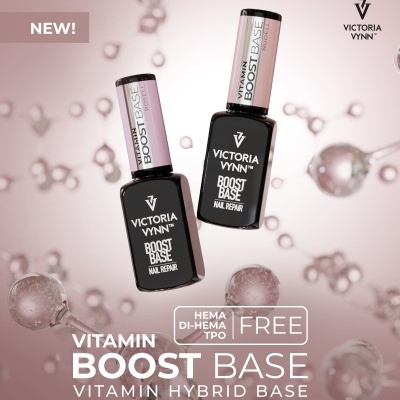 Dois frascos de verniz Victoria Vynn Boost Base em fundo rosa com bolhas