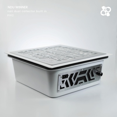 Aparelho quadrado metálico cinzento com grelha geométrica e painel frontal com botão e tomada