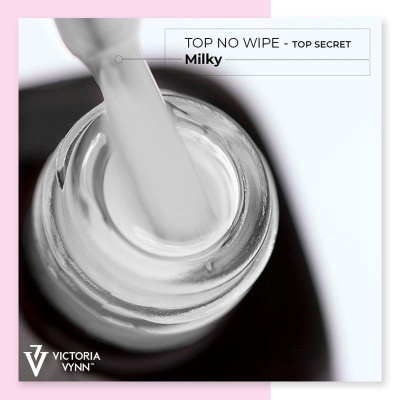 Frasco aberto de verniz para unhas branco leitoso com pincel e texto promocional