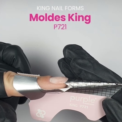 Molde para unhas Purple King P721 preto com padrão quadriculado numa mão com luva preta