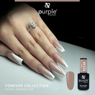 Mãos com unhas almofada nude com pontas brancas da coleção Forever Collection Purple Professional
