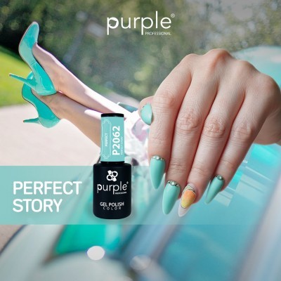 Unhas decoradas azuladas com verniz gel Purple P2062 junto a sapatos azuis e carro azul claro
