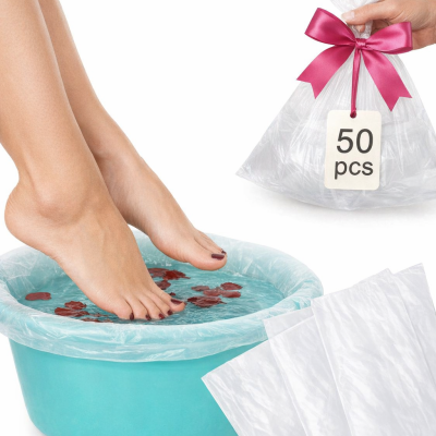 Pés femininos em recipiente azul com proteção plástica e saco com 50 unidades de plástico