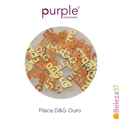 Placas douradas com letras D&G em superfície clara, texto Purple Professional e Placa D&G Ouro