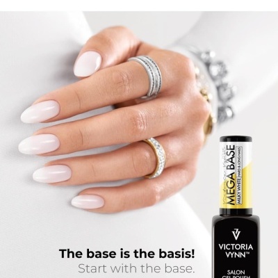 Mão com unhas alongadas esmaltadas de branco translúcido ao lado do frasco de esmalte gel Victoria Vynn Mega Base