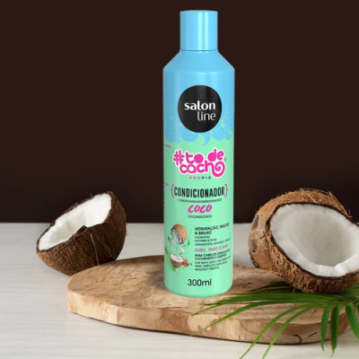 Condicionador Salon Line #todecacho sabor coco com cocos partidos em fundo castanho