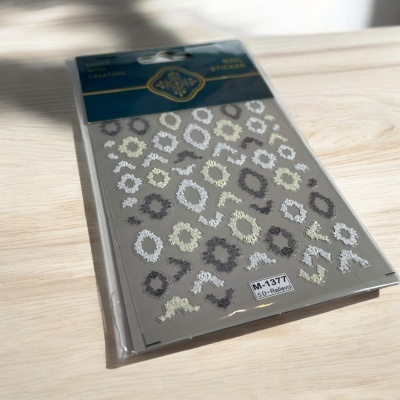 Adesivos para unhas com padrão de manchas coloridas em embalagem transparente