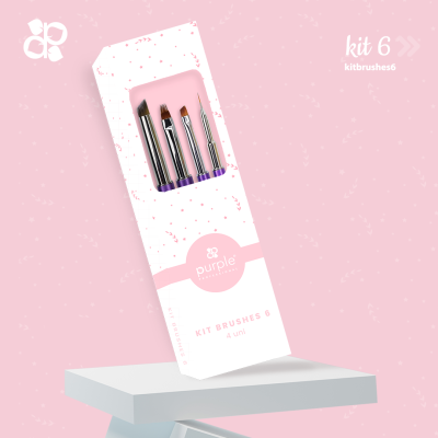 Kit de pincéis em embalagem branca com detalhes rosa sobre mesa branca