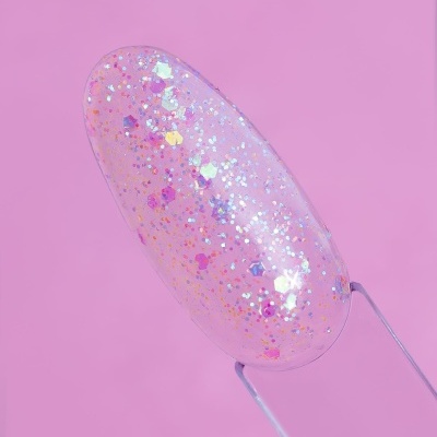 Verniz para unhas transparente com glitter colorido em fundo rosa