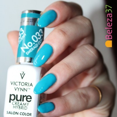 Verniz Victoria Vynn no tom azul turquesa com unhas pintadas iguais