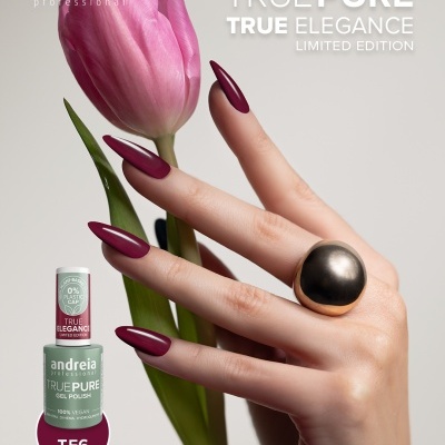 Mão com unhas pintadas de vermelho bordeaux segurando uma flor rosa e frasco de verniz de gel Andreia.
