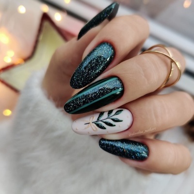 Unhas decoradas azul cintilante e branca com desenho de folhas verdes