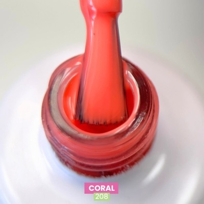 Frasco aberto de verniz de unhas cor coral com pincel