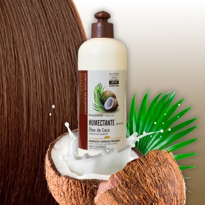 Frasco de champô hidratante óleo de coco dentro de coco partido com leite a salpicar
