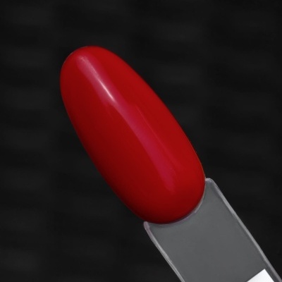 Amostra de verniz vermelho vivo em paleta de plástico