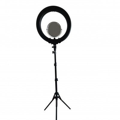 Anel de luz LED negro com espelho no centro, montado num tripé preto.