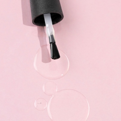 Pincel aplicador de verniz de unhas com líquido transparente