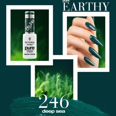 Verniz de unhas Victoria Vynn Pure Hybrid nº 246 Deep Sea com amostra de cor e unhas pintadas.