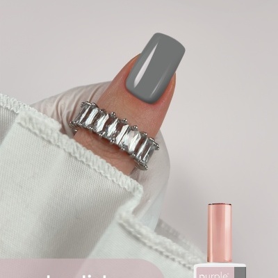 Unha com verniz gel cinzento escuro 108 raven da Purple Professional com anel prateado e frasco do verniz