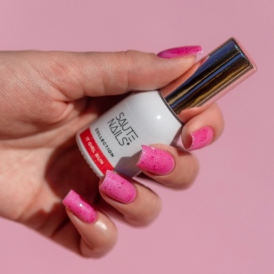 Mão feminia segurando frasco de verniz SAUTÉ NAILS branco com tampa metálica