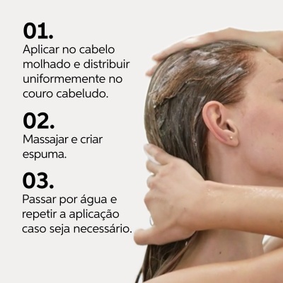 Pessoa a lavar o cabelo com as mãos e instruções em português para aplicação do produto capilar