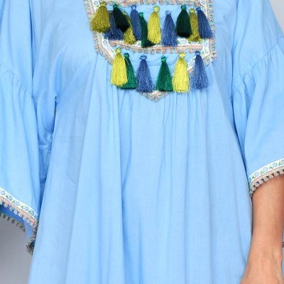 Blusa azul claro com franjas coloridas e bordados nas bordas