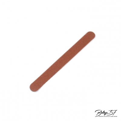 Lima de unhas castanha com textura abrasiva e cantos arredondados