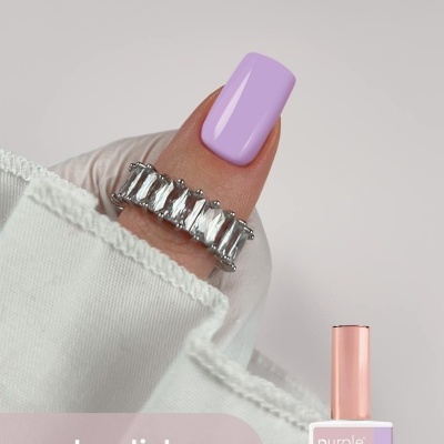 Unha pintada de lilás pastel com verniz gel polish 055 sugarplum e frasco da marca purple professional