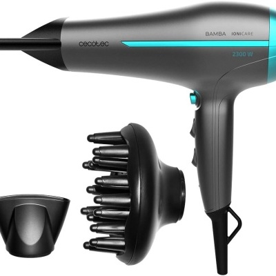 Secador de cabelo cinza e azul com acessórios pretos.
