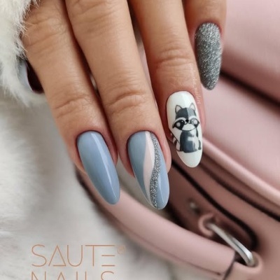 Unha decorada em azul claro, branco e prata com desenho de guaxinim e bolsa rosa no fundo