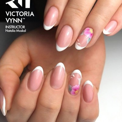 Unhas com manicure francesa e decoração floral, texto Victoria Vynn Instructor Natalia Moskal