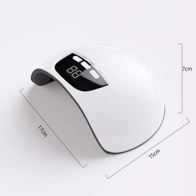 Dispositivo branco para cura de unhas com visor digital e botões, sobre superfície branca