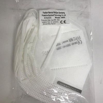 Máscaras de proteção KN95 brancas embaladas em plástico transparente