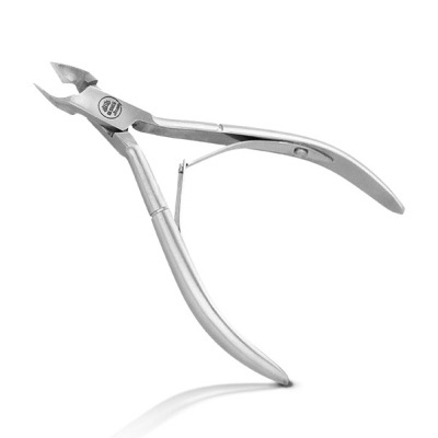 Alicate de cutículas prateado em fundo branco