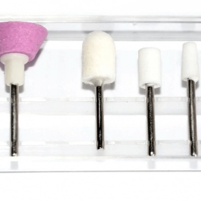 Conjunto de pontas rotativas para polimento e lixagem de várias cores e formas numa base clara.