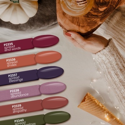 Amostras de verniz de unhas em várias cores com nomes e códigos da marca purple PROFESSIONAL ao lado de uma mão segurando mel sobre tábua de madeira