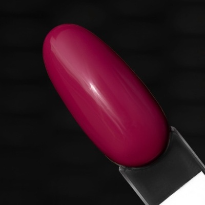 Pincel de maquilhagem rosa contra fundo escuro