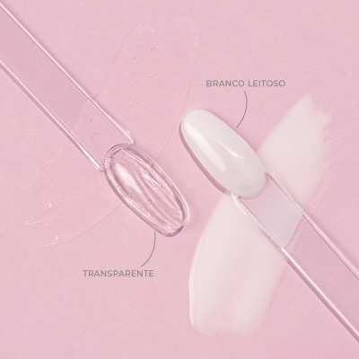 Amostras de verniz transparente e branco leitoso sobre fundo rosa