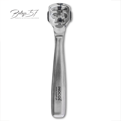 Raspador de calos metálico prateado com cabo largo e texto impresso