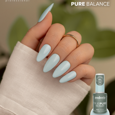 Verniz gel Andreia True Pure T55 azul claro com mão feminina de unhas pintadas