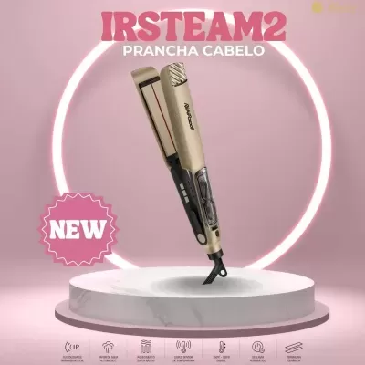 Prancha de cabelo dourada em pedestal branco com fundo rosa e texto IRSTEAM 2 PRANCHA CABELO NEW