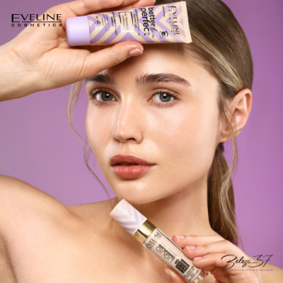 Produtos cosméticos Eveline Cosmetics em embalagem branca e roxa segurados por mulher contra fundo lilás.