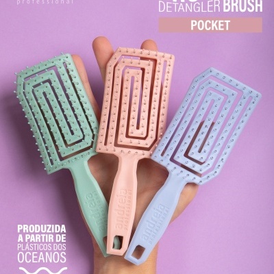 Escovas de cabelo desenvencilhadoras Pro Wave Pocket coloridas sobre fundo roxo