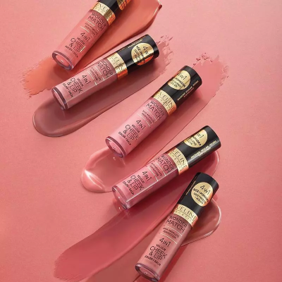 Cinco batons líquidos Maybelline Vivid Matte Liquid rosa e nude com amostras do produto em fundo rosa