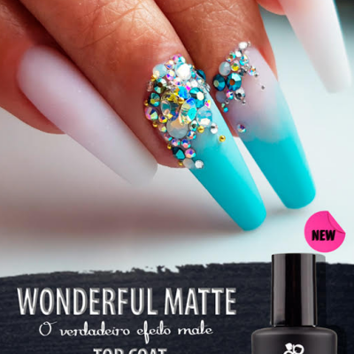 Verniz Purple Professional Wonderful Matte P222 com unhas azuis mate decoradas com strass
