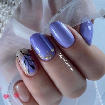 Unhas com verniz lilás e decoração floral preta e dourada