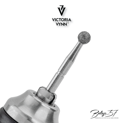 Ferramenta metálica com ponta diamantada e logotipo Victoria Vynn