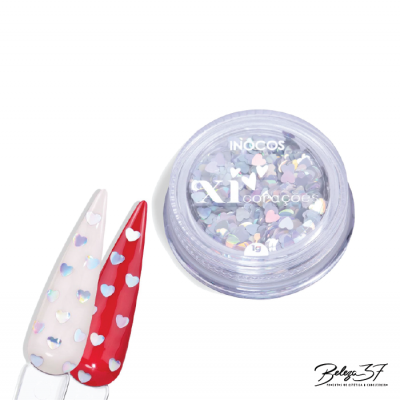 Purpurina em forma de corações holográficos em embalagem transparente INOCOS XI Corações com amostras de unhas branca e vermelha.